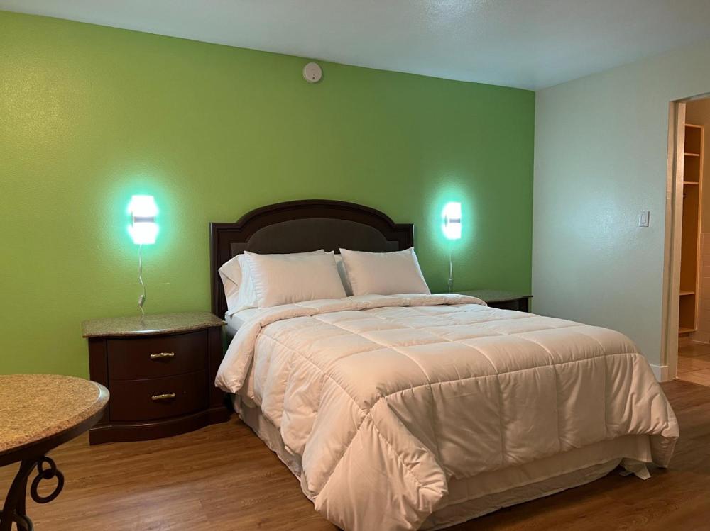Deluxe Queen Room interior
